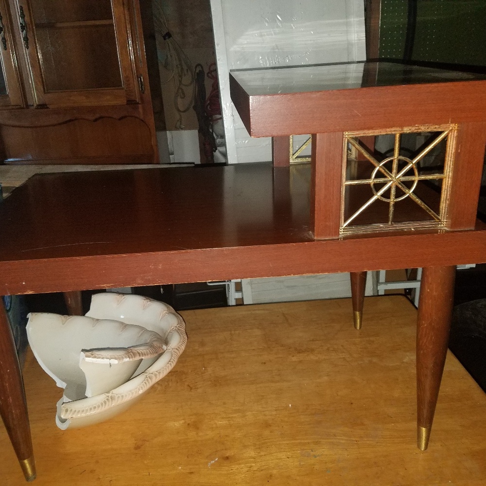 2 matching end tables